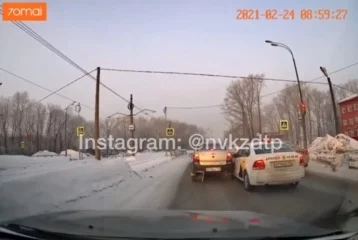 Фото: ДТП с такси перед пешеходным переходом в Новокузнецке попало на видео 1