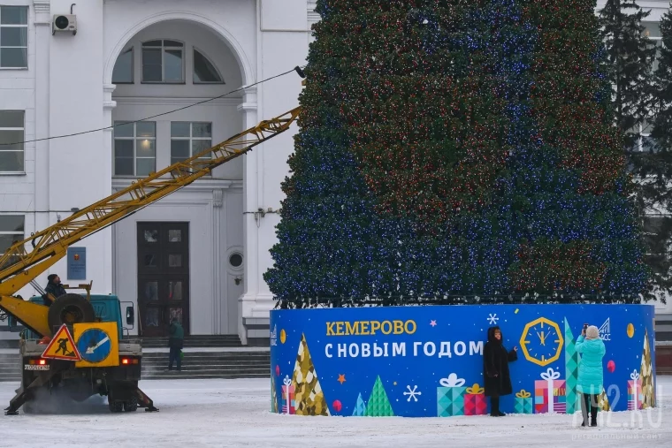 Фото: В Кемерове завершается монтаж главной новогодней ели Кузбасса 4
