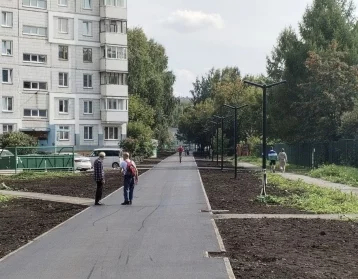 Фото: В Кемерове заасфальтировали пешеходную дорогу к школам на Комсомольском проспекте 1