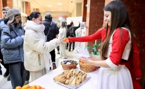 В Кузбассе студентов накормили мандаринами по случаю Татьяниного дня