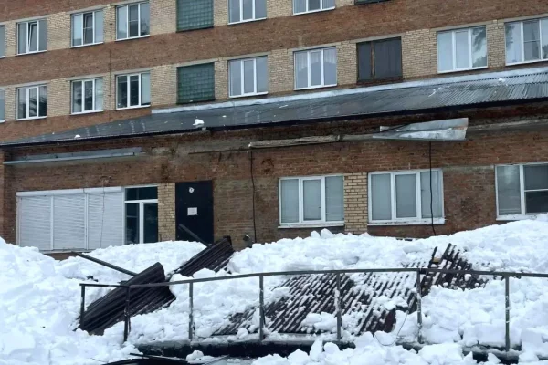 Один человек погиб при обрушении козырька больницы в Тамбовской области