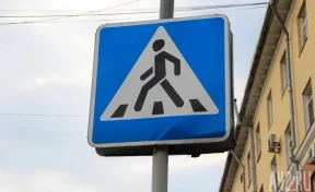 «Хаос на дороге»: в Кемерове на перекрёстке внедорожник BMW снёс светофор и дорожный знак