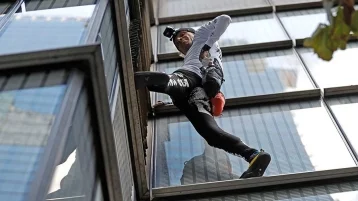 Фото: «Человек‐паук» Ален Робер забрался на 230-метровый небоскрёб  1