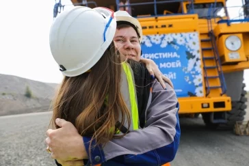 Фото: Горняк из Кузбасса приехал к невесте на БЕЛАЗе,  чтобы сделать предложение руки и сердца 3