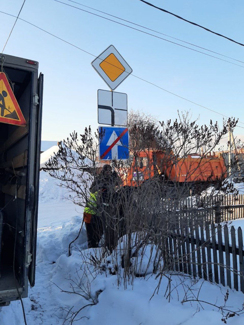 На одной из улиц Кемерова установили новые дорожные знаки 
