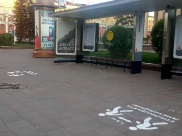 Фото: В Кемерове на остановках появилась разметка социальной дистанции 3