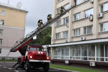 Фото: В кемеровской гостинице приехали пожарные 3