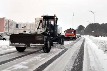 Фото: «Дорожные службы продолжают работать в усиленном режиме»: власти Кемерова рассказали об уборке снега 1