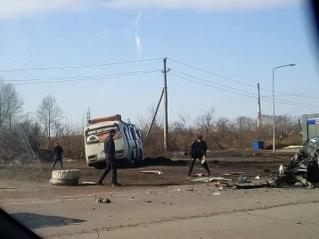 Фото: В Новокузнецке произошло лобовое столкновение иномарки с маршруткой   1