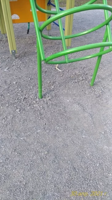 Фото: «Ребёнок пробил сапог»: кемеровчан удивил гравий на детских площадках 2