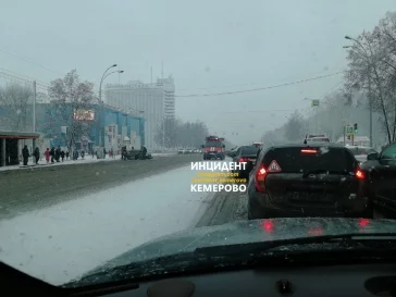 Фото: В Кемерове у «Юбилейного» столкнулись два автомобиля 3
