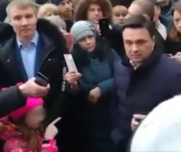 Фото: «Девочка в розовом» показала губернатору Подмосковья «жест смерти»  1