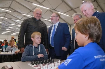 Фото: Гроссмейстер Анатолий Карпов посетил шахматный турнир в Новокузнецке 1