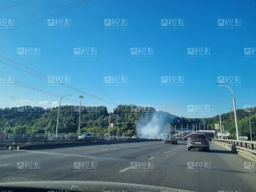 Фото: В Кемерове на Кузнецком мосту на ходу загорелся автобус 3