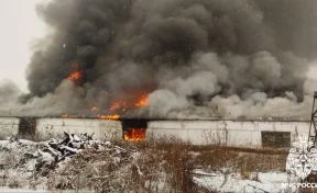 В Кузбассе при пожаре в гараже сгорели мотоциклы и спецтехника