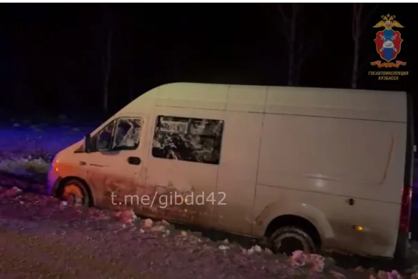 Кузбасские полицейские вытащили увязший в снегу микроавтобус