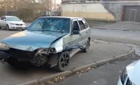 В Сети появилось видео наезда автомобиля на двух пешеходов в Кемерове