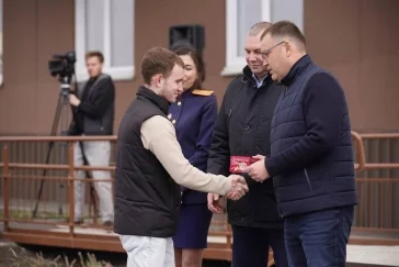 Фото: В Новокузнецке 102 человека получили ключи от новых квартир, их вручил Илья Середюк 2