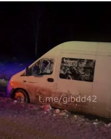 Кузбасские полицейские вытащили увязший в снегу микроавтобус