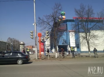 Фото: Кемеровский ТЦ оцепили из-за угрозы взрыва 1