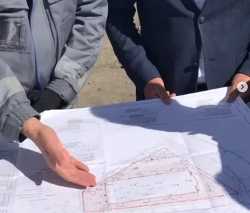 Фото: Глава Новокузнецка проверил ход строительства ледового дворца 2