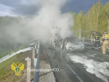 Фото: Летевшая в Кемерово иномарка попала в ДТП и загорелась: водитель погиб 2