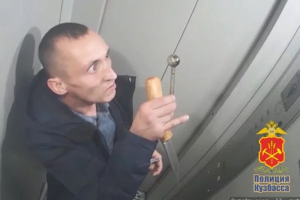 В Кузбассе арестовали мужчину, который катался в лифте с ножом и пугал жильцов