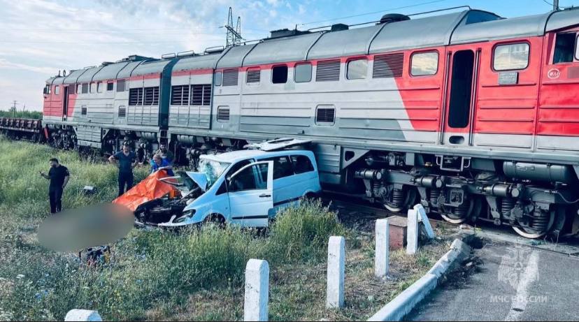 Люди ехали на операцию: в Запорожье в ДТП с микроавтобусом и поездом погибли пять человек