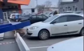 В Кемерове сорванная ветром вывеска магазина упала на автомобиль