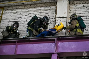 Фото: В Кузбассе пожарные «спасли» рабочего в цеху с 8-метровой высоты 1