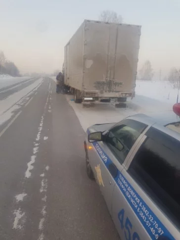 Фото: В Кузбассе полицейские помогли замерзающему водителю грузовика 2