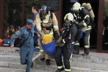 Фото: В кемеровской гостинице приехали пожарные 2