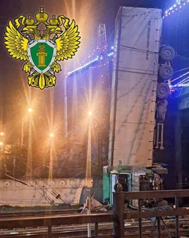 В Симферополе грузовик упал с моста и пробил железнодорожное полотно