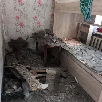 Фото: В кемеровской квартире обрушился потолок 1