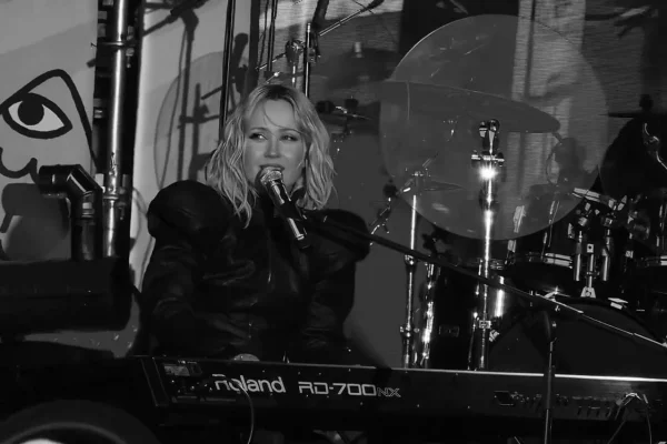 Клава Кока покаталась на сноуборде и поблагодарила за концент в Шерегеше