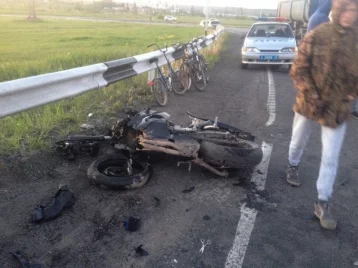 Фото: В Кузбассе в страшной аварии на трассе погиб мотоциклист 1