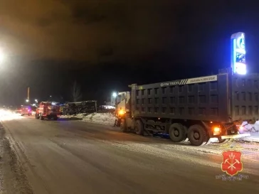 Фото: Грузовик въехал в автобус с пассажирами в Кемерове, погибла женщина 3