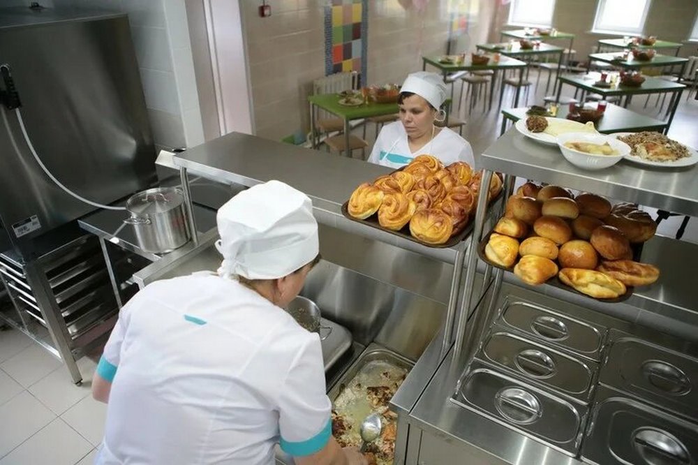 Сергей Цивилёв: в Кузбассе свыше 130 тысяч учеников обедают в школе бесплатно