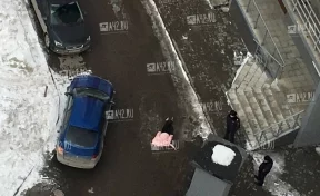Появилось видео с места падения девушки с балкона многоэтажки в Кемерове