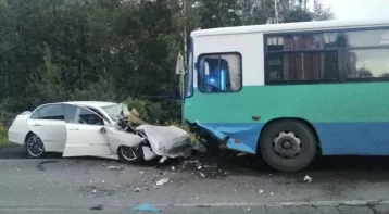 Фото: В Кузбассе два человека погибли в результате лобового столкновения автомобиля и автобуса 1