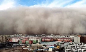 В Сети публикуют фото и видео песчаной бури, обрушившейся на Ганьсю