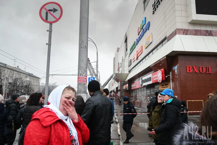 Фото: «Мальчик упал из окна нам на руки»: пожар в «Зимней вишне» глазами очевидцев 3