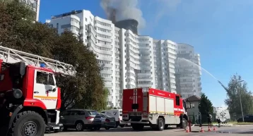 Фото: В Калининграде горит кровля 14-этажного жилого дома, спасены четыре человека 1