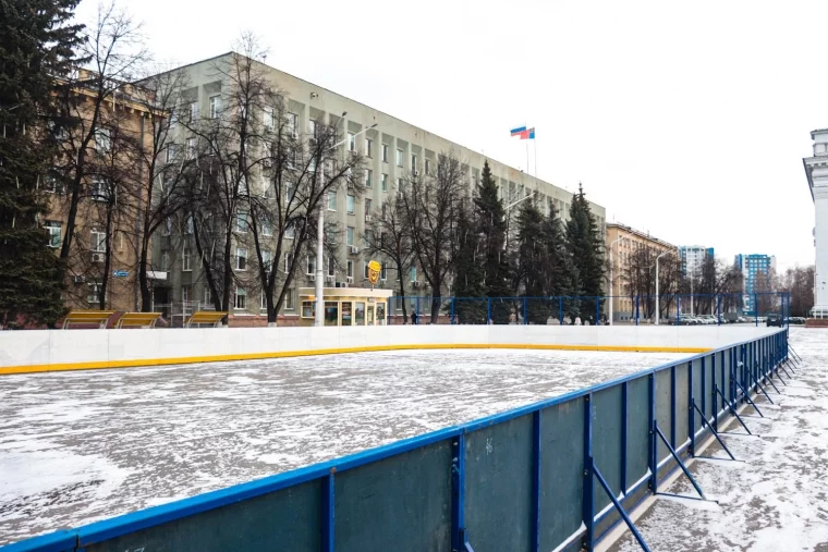 Фото: В Кемерове на площади Советов начали монтировать хоккейную коробку 4