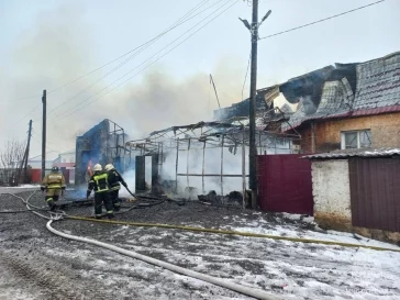 Фото: В Кузбассе загорелся магазин: пожарные спасли из огня 8 человек 2