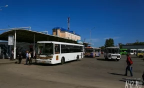 В Кемерове на привокзальной площади застрял автобус: под ним провалился асфальт