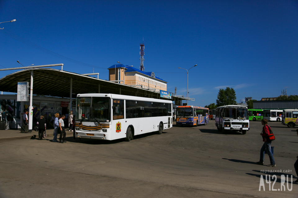 В Кемерове на привокзальной площади застрял автобус: под ним провалился асфальт