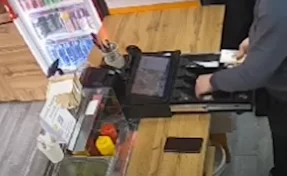 Продавец-стажёр трижды украл выручку из кассы в кузбасском кафе и попал на видео