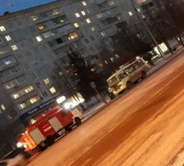 Фото: Маршрутка загорелась на проспекте Ленина в Кемерове 1