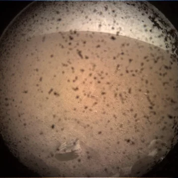 Фото: Аппарат NASA сел на Марс и прислал первый снимок  1